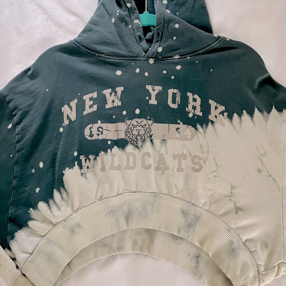 Cropped Sweatshirt - Picture 2 of 4